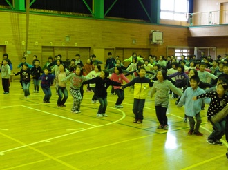 踊る児童たち