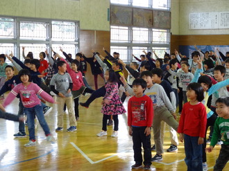 踊る児童たち