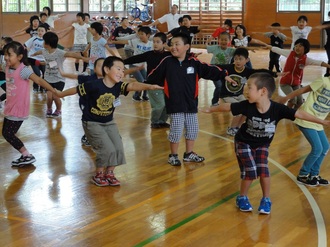 踊る児童たち