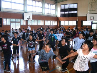 踊る児童たち