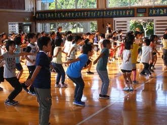 踊る児童たち