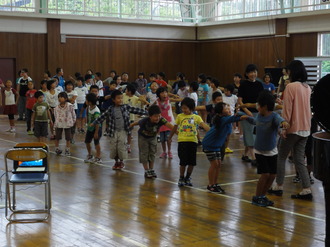 踊る児童たち