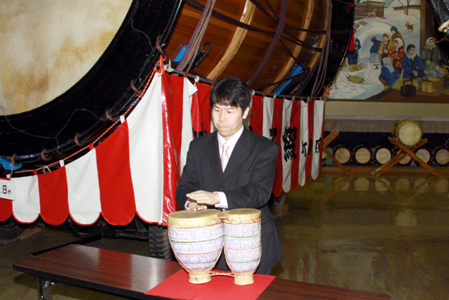モロッコ民族楽器トバイラを大太鼓の館に寄贈   北秋田市