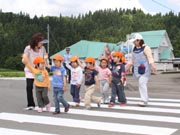 元気に横断歩道を渡りました1