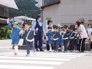 元気に横断歩道を渡りました3