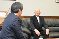 津谷市長と鈴木さん