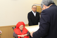 藤島セキさんの100歳を祝う