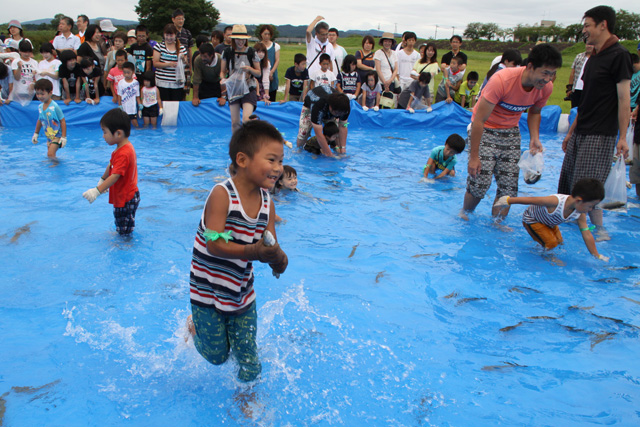 魚のつかみ取り大会 北秋田市ホームページ 住民が主役のもりのまち