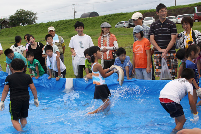 魚のつかみ取り大会 北秋田市ホームページ 住民が主役のもりのまち