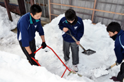 除雪ボランティアでさわやかな汗を流す秋田北鷹高校の生徒たち2