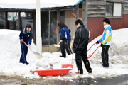 除雪ボランティアでさわやかな汗を流す秋田北鷹高校の生徒たち3