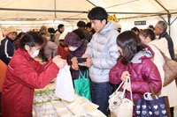 大勢の人出でにぎわうもちっこ市（2月9日、大太鼓の館駐車場内特設会場）