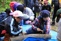 きのこの植菌体験を行った米内沢小学校の４年生