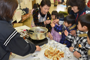 雪遊びや餅つき、昔の遊びを楽しむ子どもたち5