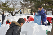 雪遊びや餅つき、昔の遊びを楽しむ子どもたち7