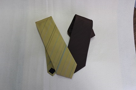 細いラインが入った黄色と黒二種類のネクタイ