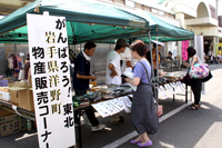 採れたて野菜や被災地支援の物産などが販売された第３回軽トッラク市（8月6日、鷹巣銀座通商店街）2