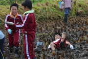 足を取られ転倒する児童も2