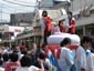 餅を振舞う大八車