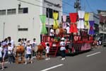 街角で太鼓の演奏を披露する鷹巣祇園太鼓振興会の子どもたち