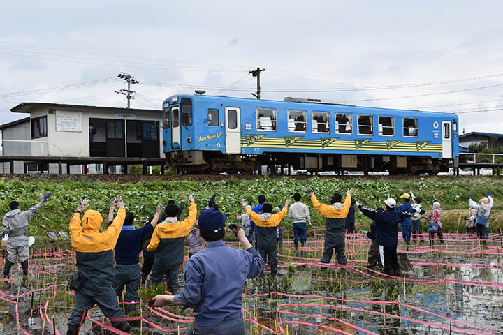 内陸線の乗客に手を振る参加者