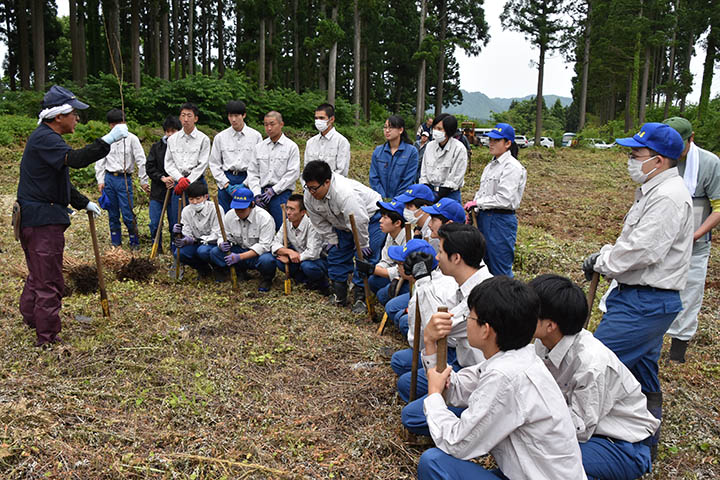 植樹の説明を受ける北鷹生