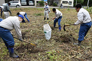 植樹活動を行う北鷹生