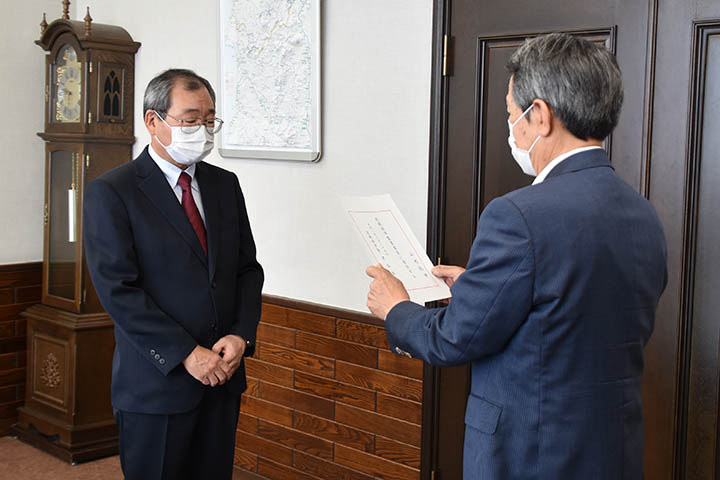 津谷市長から選任書を受け取る山形氏