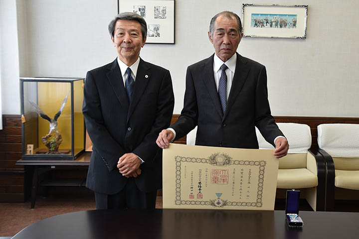 瑞宝単光章を受章した藤田久悦氏と津谷市長