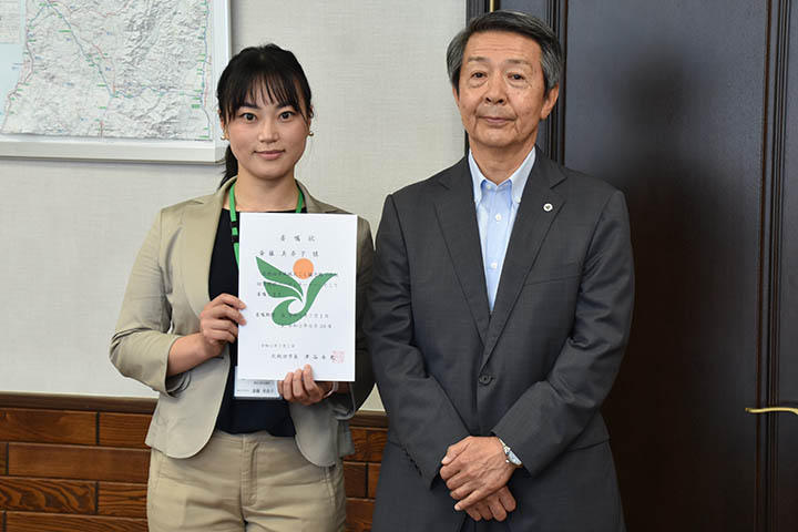 地域おこしコーディネーターとして着任した斎藤美奈子さんと津谷市長