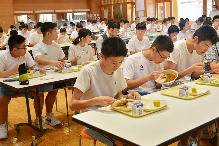 地元産比内地鶏を給食で提供