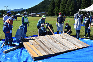 この原理を利用し倒壊した家屋を持ち上げる