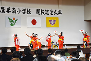 七日市奴踊りを披露する生徒