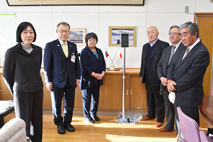 合川小、合川中に寄贈された非接触式体温検知器