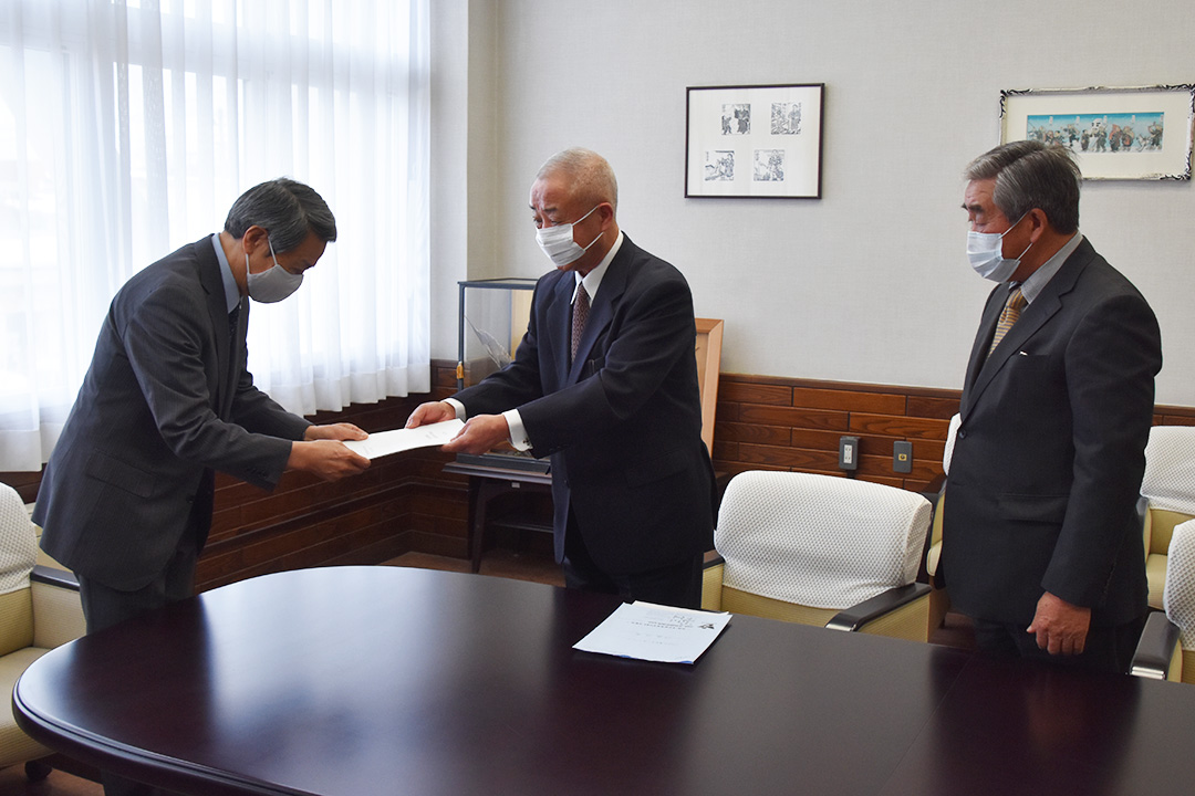 報告書を提出する伊藤委員長