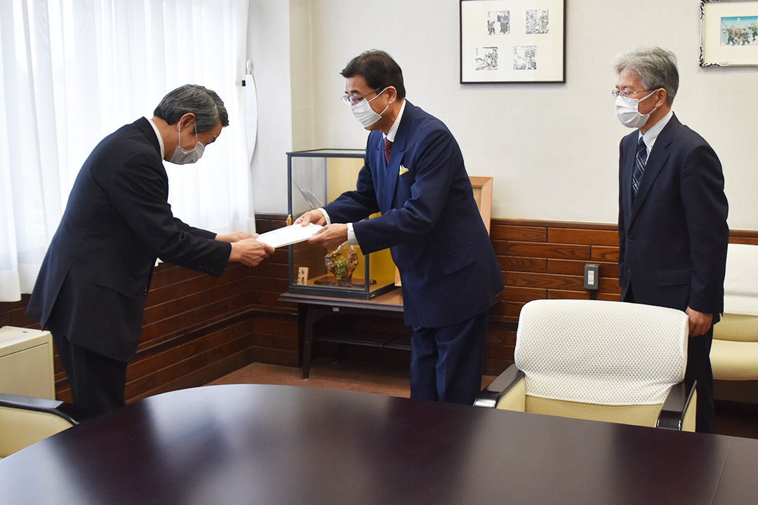 意見書を提出する濱田委員長