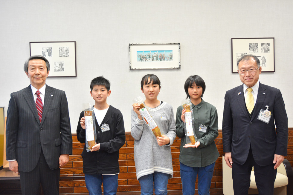 合川小学校いぶりがっこ贈呈