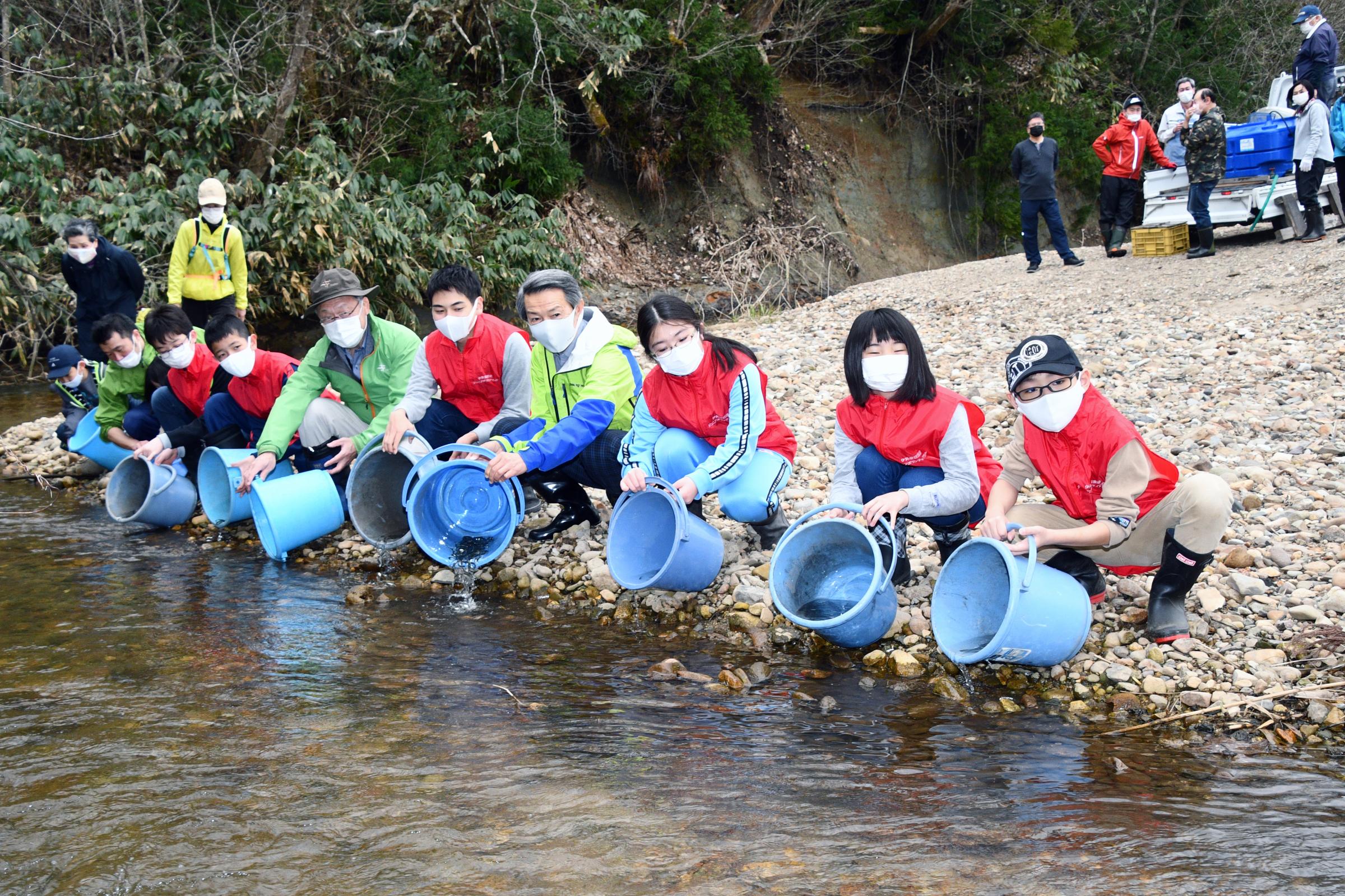  サケの稚魚を放流（遺跡近くの湯車川）