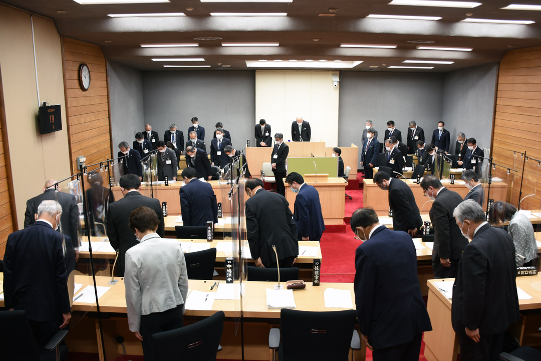  全員による黙祷