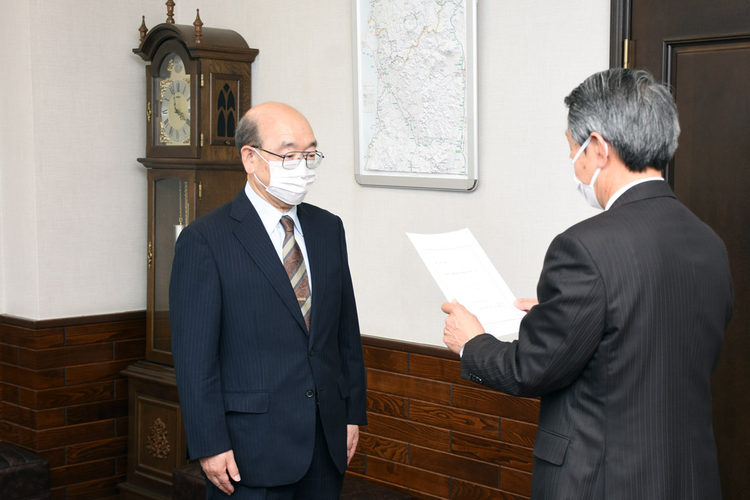 蒔苗 隆さんに任命書を交付