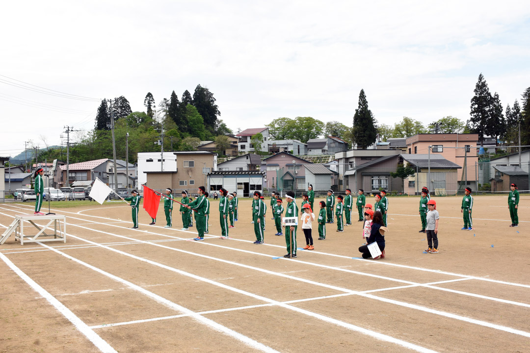  全校児童の入場行進