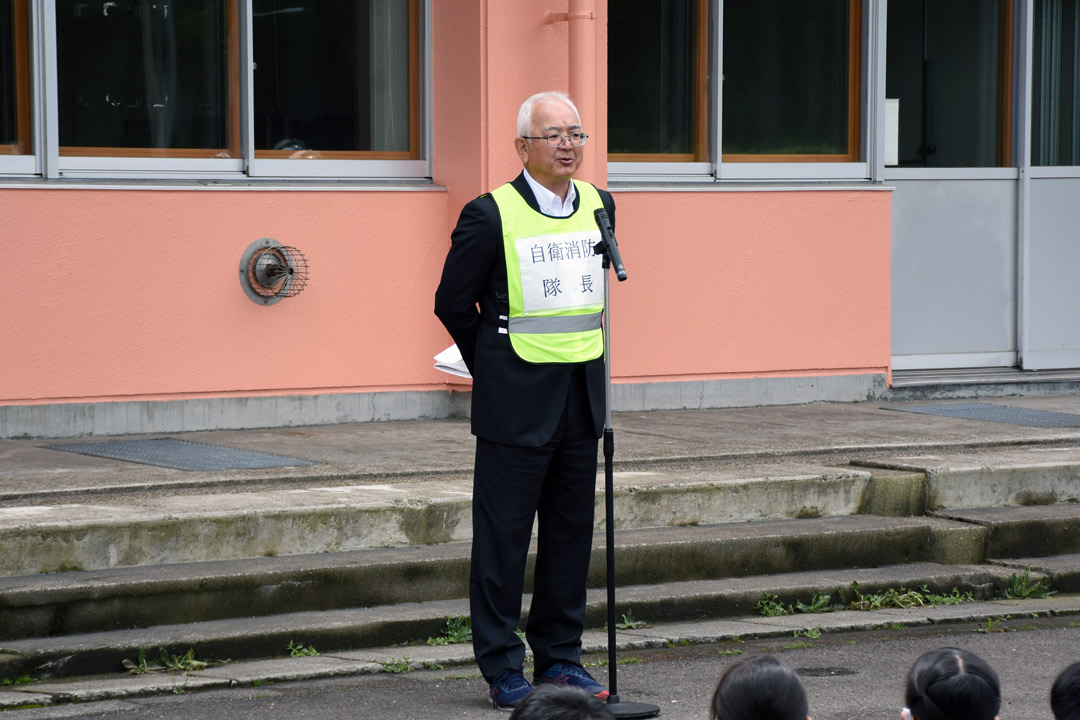  講評を述べる山本校長