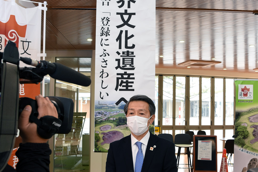  勧告の感想を述べる津谷市長