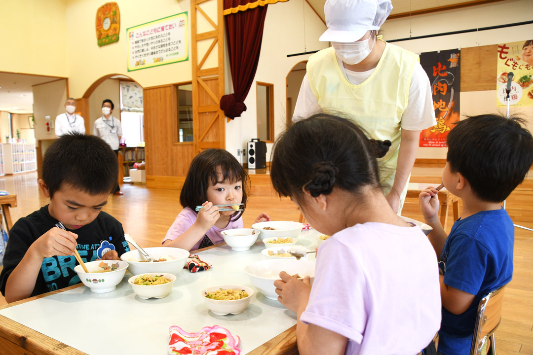 合川保育園　比内地鶏を給食に使用