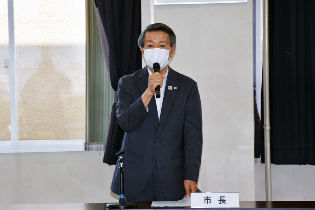  あいさつを述べる津谷市長