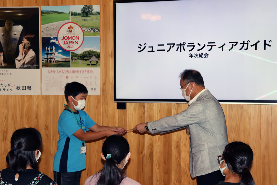  佐藤教育長から委嘱状交付