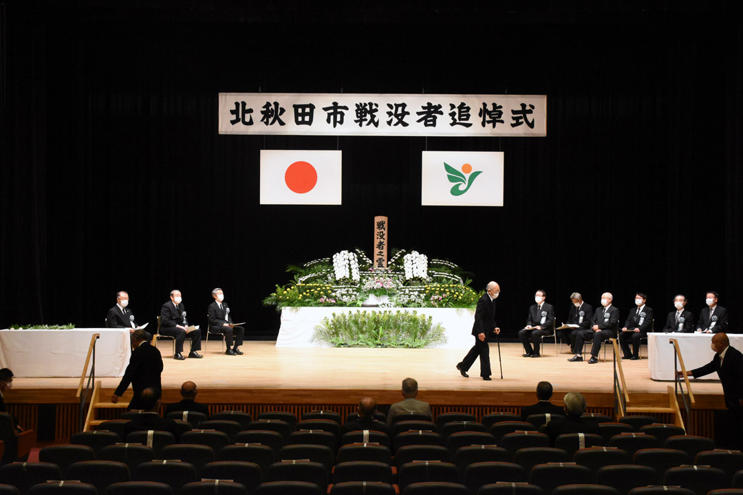  献花する遺族代表