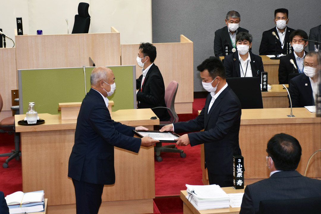  黒澤議長から松橋英史さんに弔詞贈呈