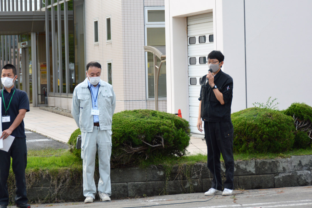  歓迎のあいさつを述べる石川書記長