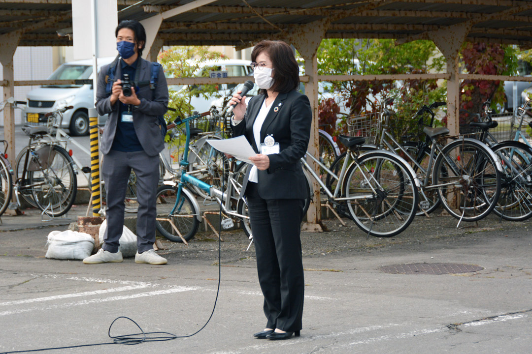  激励のあいさつを述べる松橋総務課長